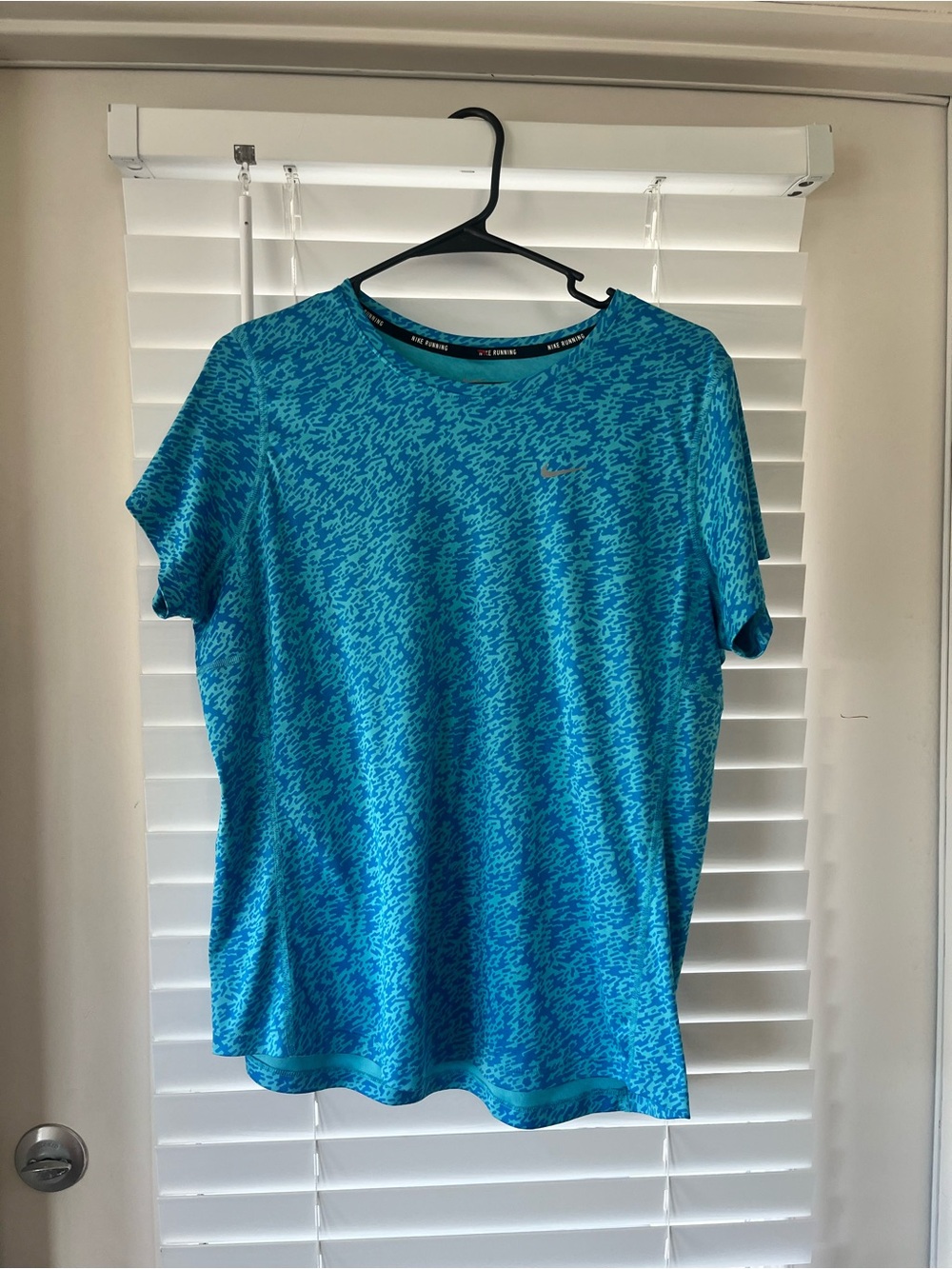 Nike 
Women  Short Sleeve Performance Tee - Turquoise Blue Pattern.  Size. XL.